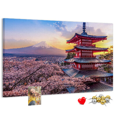 Lavagna di sughero con stampa di un paesaggio primaverile e Monte Fuji sullo sfondo