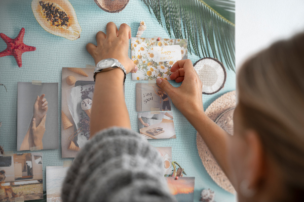 Lavagna di sughero con decorazione a tema frutta tropicale e accessori da spiaggia