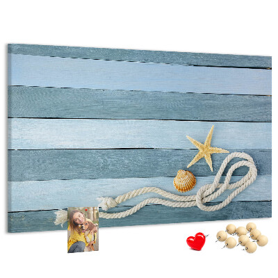 Bacheca in sughero con stampa paesaggio marino, conchiglie e spago
