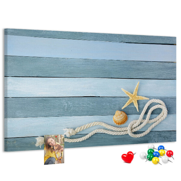 Bacheca in sughero con stampa paesaggio marino, conchiglie e spago