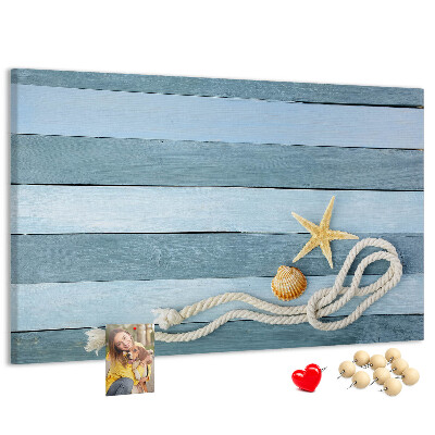 Bacheca in sughero con stampa paesaggio marino, conchiglie e spago