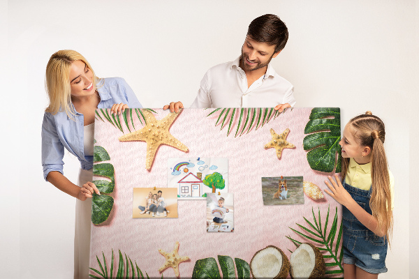 Bacheca in sughero con stampa paesaggio tropicale con conchiglie e foglie