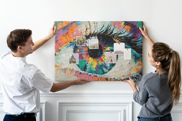 Lavagna di sughero con stampa artistica di un occhio colorato e pennellate dinamiche