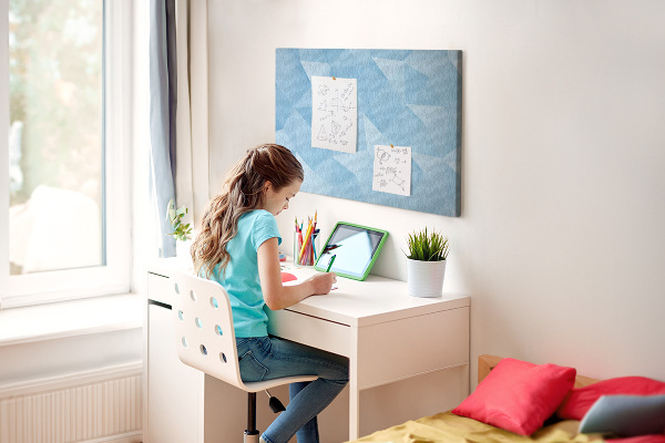 Bacheca in sughero con fantasia geometrica a triangoli blu in diverse tonalità