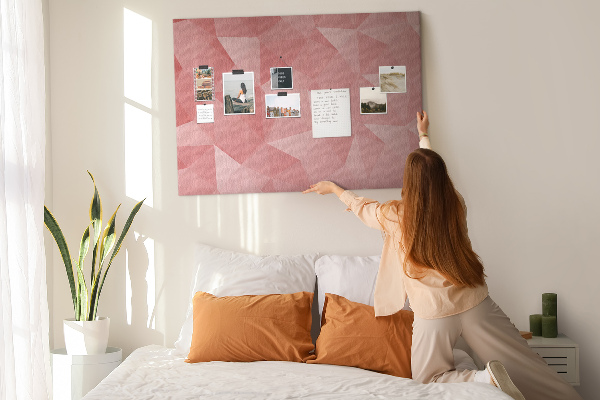 Lavagna di sughero con fantasia geometrica nelle tonalità del rosa e del beige