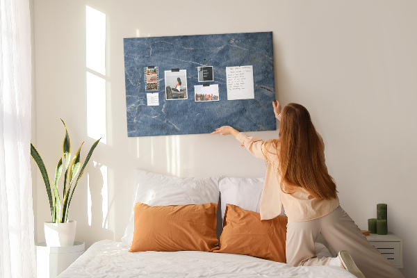 Bacheca in sughero motivo marmo blu navy con venature chiare