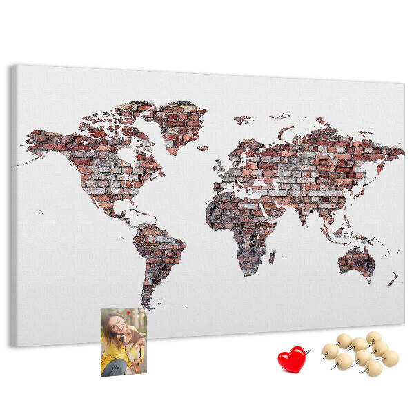 Bacheca in sughero con stampa del mondo su sfondo di muro di mattoni