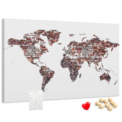 Bacheca in sughero con stampa del mondo su sfondo di muro di mattoni