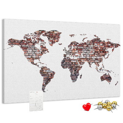 Bacheca in sughero con stampa del mondo su sfondo di muro di mattoni