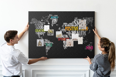 Lavagna di sughero mappa del mondo con slogan motivazionali