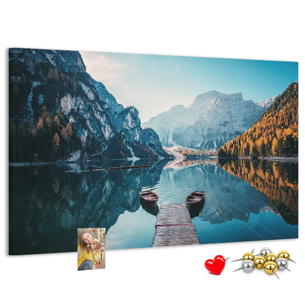 Bacheca in sughero con stampa di paesaggio montano riflesso nel lago