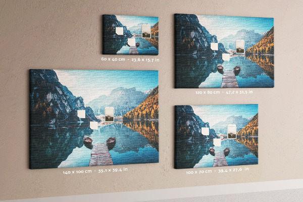 Bacheca in sughero con stampa di paesaggio montano riflesso nel lago
