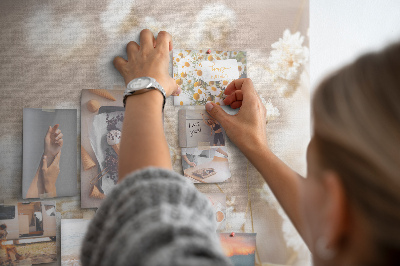 Lavagna di sughero con stampa di delicati fiori bianchi su sfondo neutro