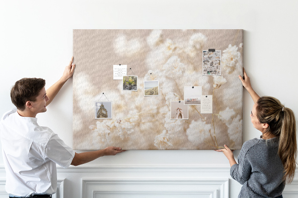 Lavagna di sughero con stampa di delicati fiori bianchi su sfondo neutro