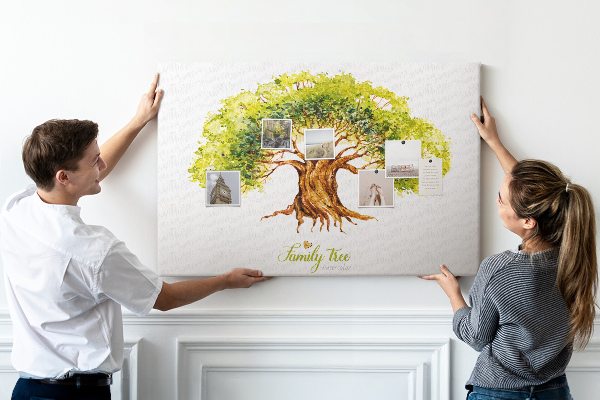 Lavagna di sughero con stampa di albero genealogico ad acquerello con foglie