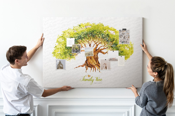 Lavagna di sughero con stampa di albero genealogico ad acquerello con foglie