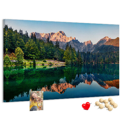 Lavagna di sughero con stampa del paesaggio montano che si riflette nel lago