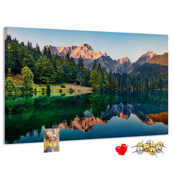 Lavagna di sughero con stampa del paesaggio montano che si riflette nel lago