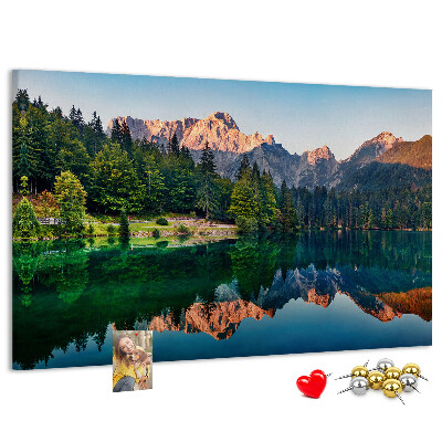 Lavagna di sughero con stampa del paesaggio montano che si riflette nel lago