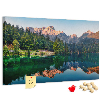 Lavagna di sughero con stampa del paesaggio montano che si riflette nel lago