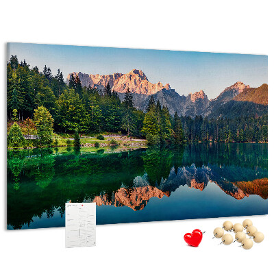 Lavagna di sughero con stampa del paesaggio montano che si riflette nel lago