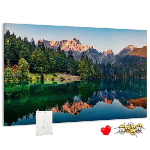 Lavagna di sughero con stampa del paesaggio montano che si riflette nel lago