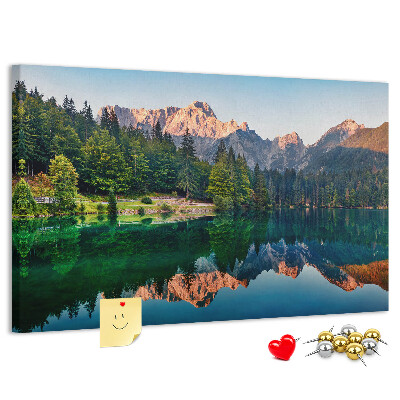 Lavagna di sughero con stampa del paesaggio montano che si riflette nel lago