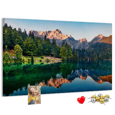 Lavagna di sughero con stampa del paesaggio montano che si riflette nel lago