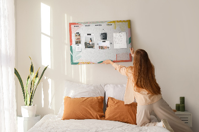 Bacheca in sughero con calendario floreale dai tocchi colorati