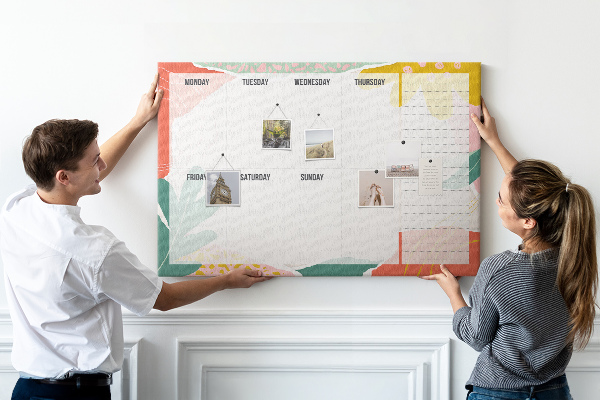 Bacheca in sughero con calendario floreale dai tocchi colorati