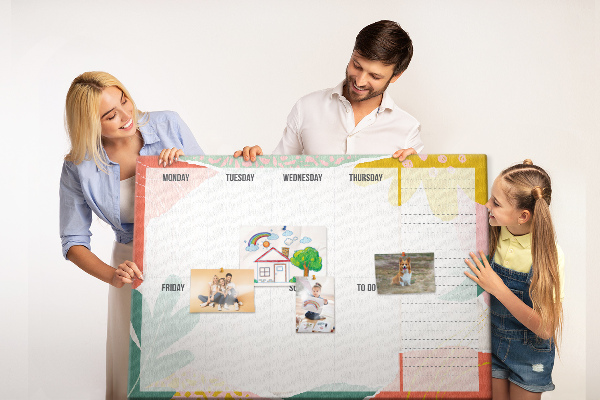 Bacheca in sughero con calendario floreale dai tocchi colorati