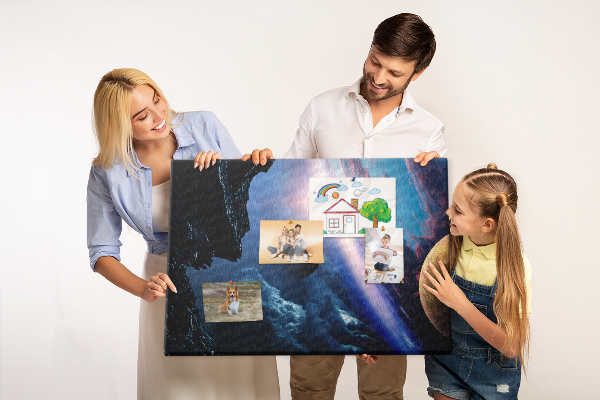 Lavagna di sughero con stampa di paesaggio spaziale con pianeti e nuvole