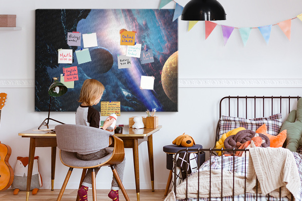 Lavagna di sughero con stampa di paesaggio spaziale con pianeti e nuvole