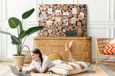 Bacheca in sughero con disposizione circolare di tronchi d'albero naturali