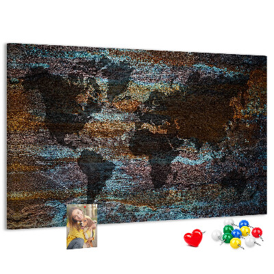 Lavagna di sughero mappa del mondo su sfondo rustico