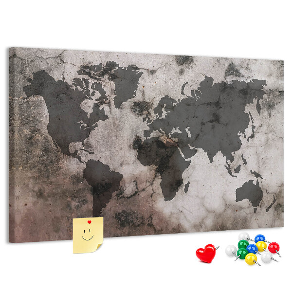 Bacheca in sughero con stampa di una mappa del mondo effetto ruggine su sfondo in cemento