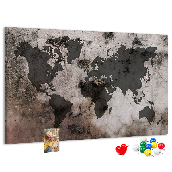 Bacheca in sughero con stampa di una mappa del mondo effetto ruggine su sfondo in cemento