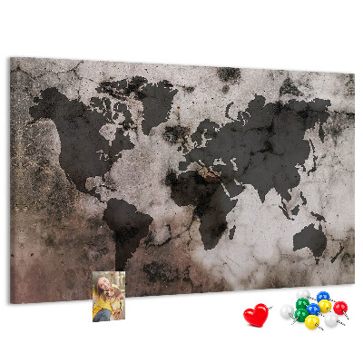 Bacheca in sughero con stampa di una mappa del mondo effetto ruggine su sfondo in cemento