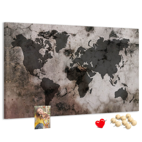 Bacheca in sughero con stampa di una mappa del mondo effetto ruggine su sfondo in cemento