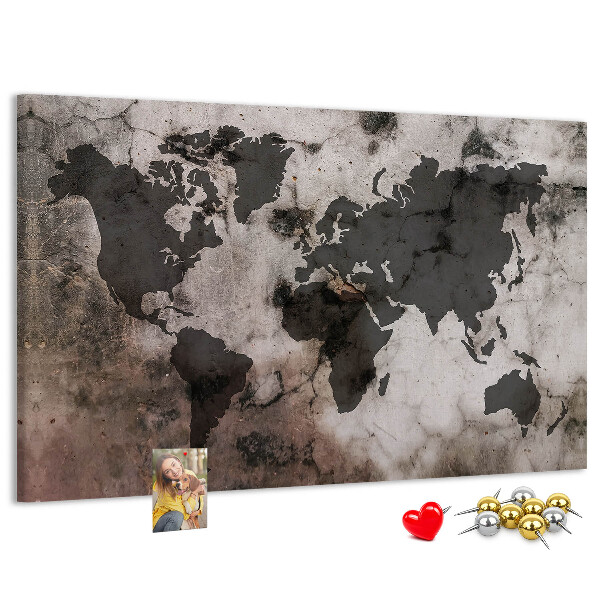 Bacheca in sughero con stampa di una mappa del mondo effetto ruggine su sfondo in cemento