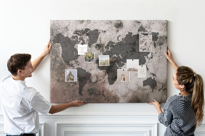 Bacheca in sughero con stampa di una mappa del mondo effetto ruggine su sfondo in cemento