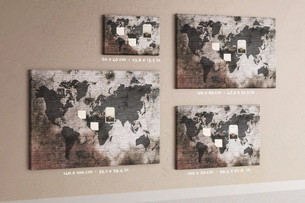 Bacheca in sughero con stampa di una mappa del mondo effetto ruggine su sfondo in cemento
