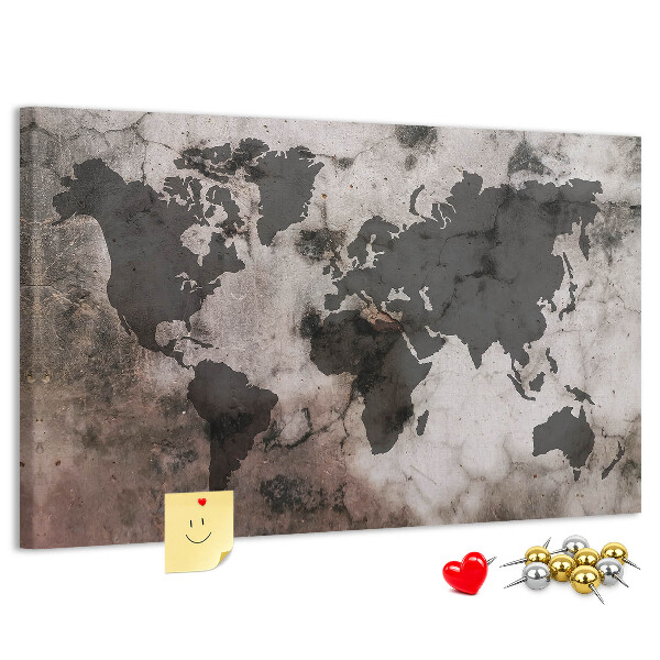 Bacheca in sughero con stampa di una mappa del mondo effetto ruggine su sfondo in cemento