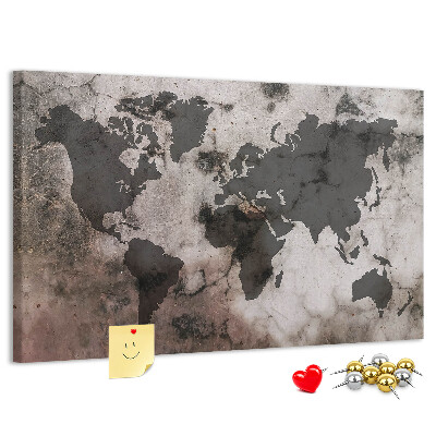 Bacheca in sughero con stampa di una mappa del mondo effetto ruggine su sfondo in cemento