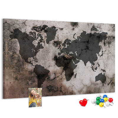 Bacheca in sughero con stampa di una mappa del mondo effetto ruggine su sfondo in cemento