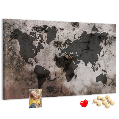 Bacheca in sughero con stampa di una mappa del mondo effetto ruggine su sfondo in cemento