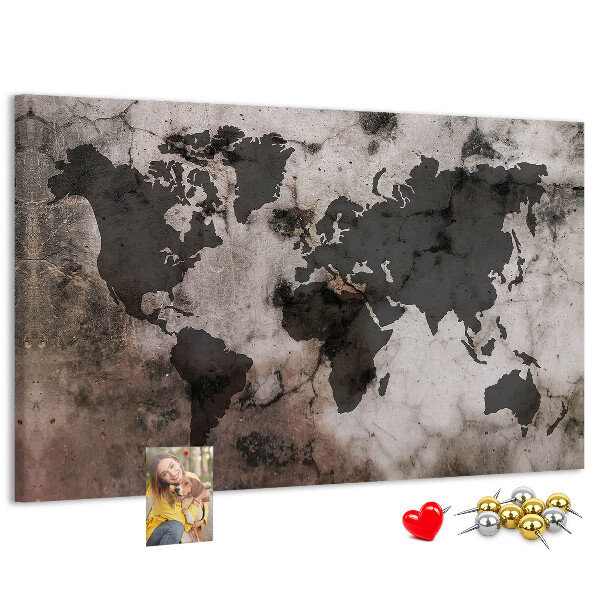 Bacheca in sughero con stampa di una mappa del mondo effetto ruggine su sfondo in cemento