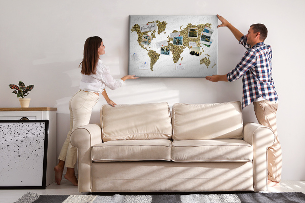 Lavagna di sughero mappa del mondo dorata su sfondo bianco