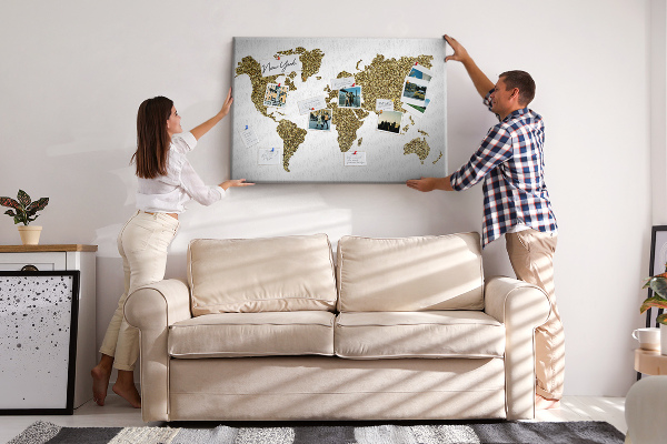 Lavagna di sughero mappa del mondo dorata su sfondo bianco