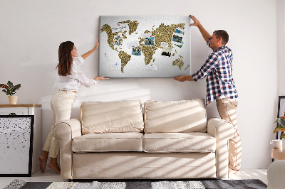 Lavagna di sughero mappa del mondo dorata su sfondo bianco